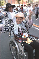 車椅子でパレード参加