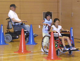 車イスを押してもらいながら移動