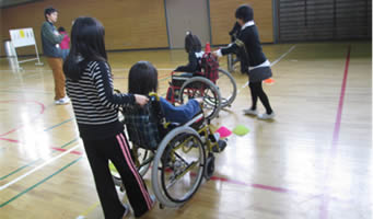 安中小学校　車椅子体験1