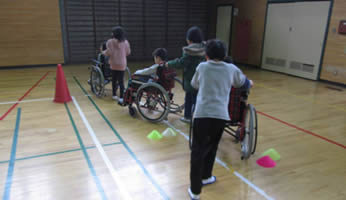 安中小学校　車椅子体験2