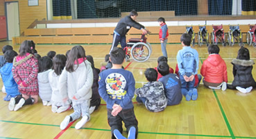 安中小学校 車椅子体験1