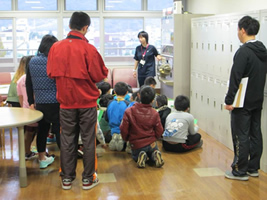 高美南小学校館内見学-2