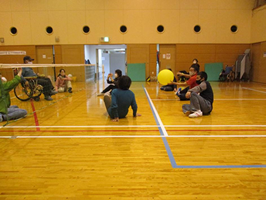 障がい児者スポーツ体験・ボランティア講座～パラリンピック種目を体験しよう～シッテングバレーボール-3