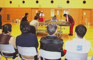 観客席から臨む