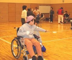 狙いを定めてディスクを投げる