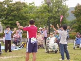 芝生広場でレクリェーション