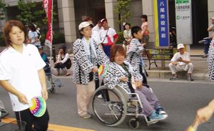 車椅子でパレードに参加