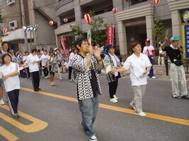 河内音頭を踊りながらパレード