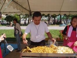 焼きそばを焼いています