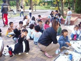 みんなで焼き芋を食べています２