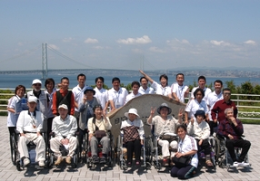 明石海峡大橋を背後に記念撮影