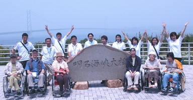 明石海峡大橋の前で記念撮影
