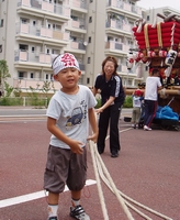 元気よく綱を引く男の子