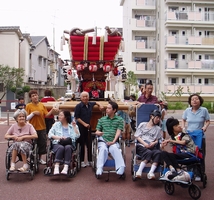布団太鼓の前で記念撮影
