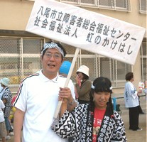 「虹のかけはし」のプラカード