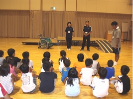 説明を聞く子どもたち