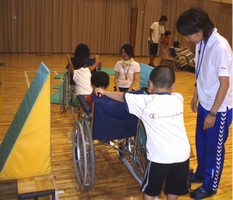 狭いところを車椅子で通る