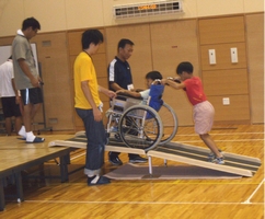 車椅子でスロープ体験