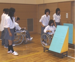 車椅子で狭路体験