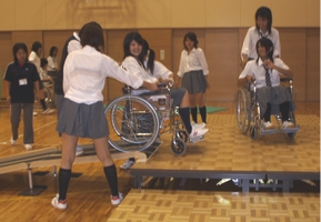 車椅子でスロープ体験