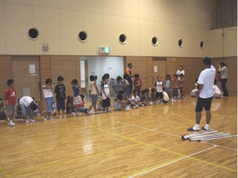 説明を聞く子どもたち