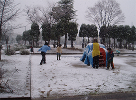 雪の中で遊ぶ子供たち
