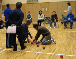 ボッチャ体験する様子2
