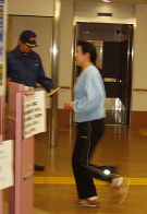 走っている女性