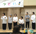 ステージでお話している様子1