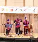 ステージで楽器の演奏と歌う様子