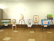 絵画の展示の風景