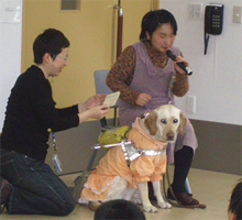 ピアカウンセラーの西野さんと盲導犬のびわちゃん