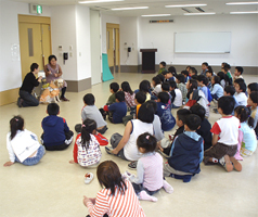 西野さんのお話を聞く子供たちの様子