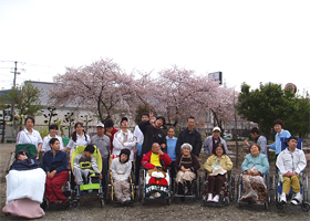 桜を後ろに集合写真1