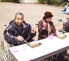 お弁当を食べる様子