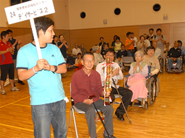 トロフィー授与の風景2