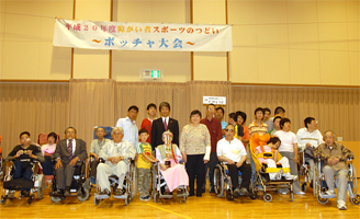 トロフィーを持って集合写真撮影