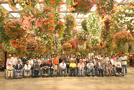 神戸花鳥園の花の下で集合写真