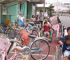 子供たちが車椅子を押す様子2