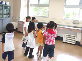 見学している子供たちの様子１