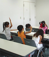 子供たちが手を挙げて質問している様子