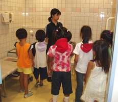 先生から説明を聞いている様子