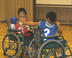 ボールを取りあう様子
