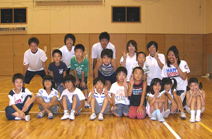 学生さんと子供たちの集合写真