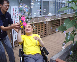 シャボン玉を飛ばす様子４