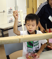 男の子がそうめんを掴む様子