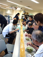 流しそうめんをしている様子２