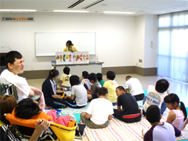 絵本を読み聞かせている様子
