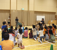 坂本さんの話を聞く子供たちの様子2