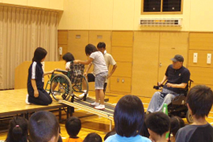車椅子の体験をする様子1